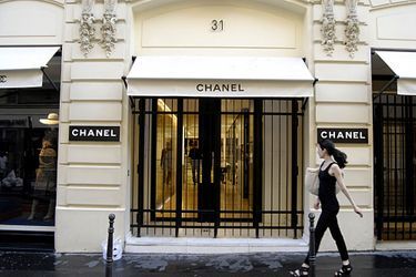 Devant une boutique Chanel, à Paris, en 2013. (photo d&#039;illustration)