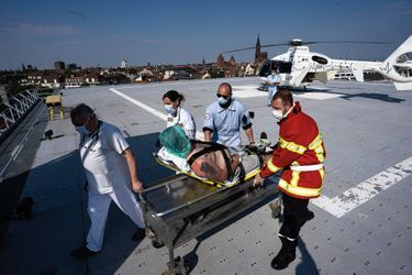 Souffrant de douleurs thoraciques, ce patient a été transporté par hélicoptère du Samu au Nouvel Hôpital civil (NHC).