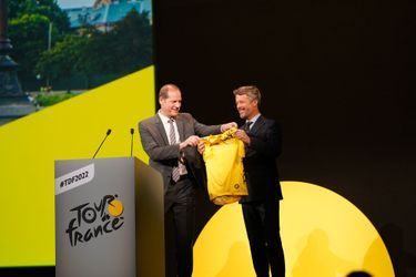 Le prince Frederik de Danemark avec Christian Prudhomme, directeur du Tour de France, à Paris le 14 octobre 2021