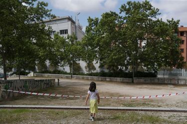 Image d'illustration. (Une petite fille devant un parc fermé à cause du confinement à Madrid)