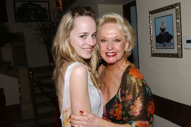Dakota Johnson et sa grand-mère Tippi Hedren lors d'une soirée privée à Los Angeles en janvier 2005