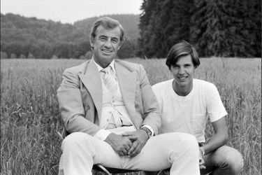Jean-Paul Belmondo et son fils Paul sur le tournage de « L&#039;As des As », en juin 1982.