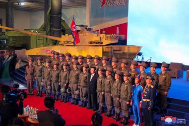 Kim Jong Un lors de la visite d'une exposition consacrée à la défense à Pyongyang, sur des photos transmises par l'agence officielle KCNA, le 12 octobre 2021.