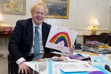 Boris Johnson, le 28 avril 2020, montre les dessins reçus pendant sa convalescence. 
