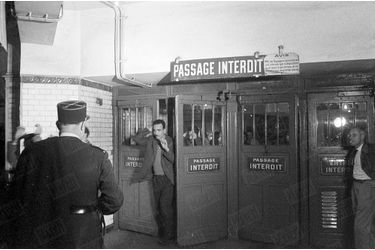 Arrestation dans le métro de manifestants algériens, le 17 octobre 1961 à Paris.