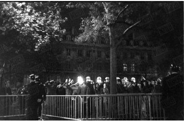 Arrestation des manifestants algériens, le 17 octobre 1961 à Paris.