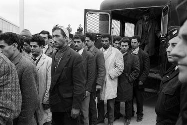 Expulsion des Algériens, au lendemain de la manifestation du 17 octobre 1961, à Orly.