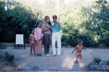 La famille Belmondo en vacances à Beauvallon, près de Saint-Tropez, en août 1964