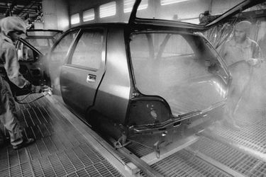 Peinture d&#039;une Renault Clio première génération dans l&#039;atelier de l&#039;usine de Flins, en 1990.