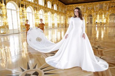 Le 28 septembre, dans la salle du trône du palais Catherine à Tsarskoïe Selo. La robe a été créée par deux stylistes : la New-Yorkaise Reem Acra et la Russe Elina Samarina. Le voile a nécessité cinq semaines de travail.