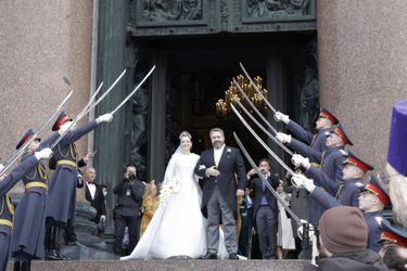13h30, le 1eroctobre. Le grand-duc Georges et sa femme, rebaptisée Victoria Romanovna, à la sortie de la cathédrale Saint-Isaac. Sous la haie d’honneur des cadets de l’armée russe.