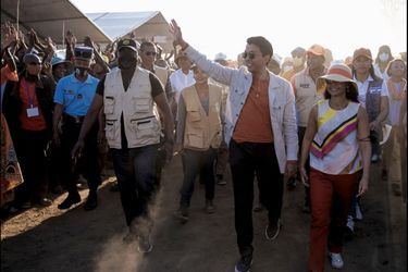 Le président Andry Rajoelina et sa femme, Mialy Rajoelina, à Agnarafaly, où ils inaugurent le programme «Titre vert » : des terrains irrigués et des maisons vont être fournis clés en main à 2000 familles. 