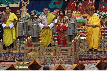 Le roi du Bhoutan Jigme Khesar Namgyel Wangchuck et Jetsun Pema, lors de la cérémonie bouddhiste de leur mariage, le 13 octobre 2011 à Punakha
