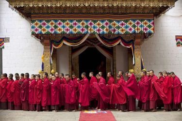 Moines bouddhistes lors de la cérémonie de mariage du roi du Bhoutan Jigme Khesar Namgyel Wangchuck et de Jetsun Pema, le 13 octobre 2011 à Punakha