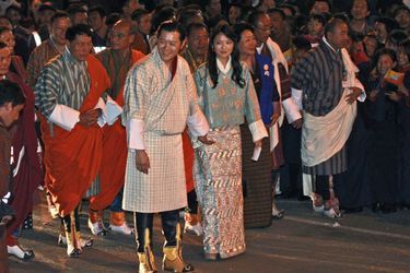 Le roi du Bhoutan Jigme Khesar Namgyel Wangchuck et la reine Jetsun Pema, à leur arrivée à Thimphou le 14 octobre 2011