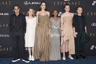 Angelina Jolie avec ses enfants Maddox, Zahara, Shiloh, et Vivienne et Knox à l'avant-première du film «The Eternals» à Los Angeles le 18 octobre 2021