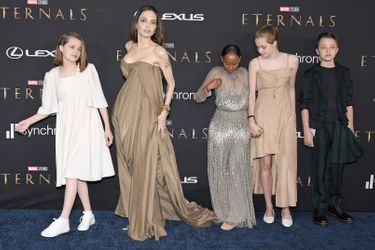 Angelina Jolie avec ses enfants Siloh, Zahara et Vivienne et Knox à l'avant-première du film «The Eternals» à Los Angeles le 18 octobre 2021
