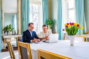 La princesse héritière Victoria de Suède et le prince consort Daniel en visioconférence dans leur château de Haga à Solna, le 23 avril 2020