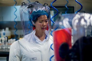 Shi Zhengli, spécialisée dans les virus de chauves-souris, dans le P4 de Wuhan, le 23 février 2017. Elle réfute toute responsabilité du laboratoire.