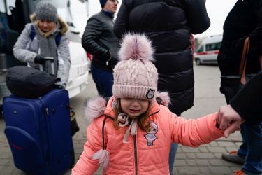 Une enfant marche vers un bus après avoir traversé la frontière pour fuir la violence en Ukraine avec sa mère et sa grand-mère, à Medyka, Pologne.