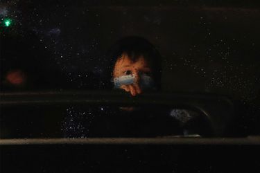 Un enfant est photographié dans un bus après avoir fui l'opération militaire russe contre l'Ukraine, à Athènes, Grèce.