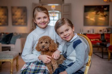 La princesse Estelle de Suède avec son petit frère le prince Oscar et leur chien Rio. Photo diffusée pour son 9e anniversaire, le 23 février 2021