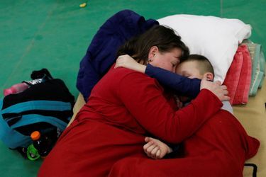 Une mère ukrainienne se repose avec son enfant dans un camp pour réfugiés, de Tiszabecs, en Hongrie.