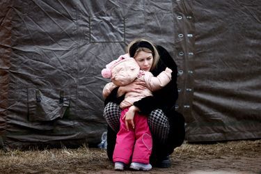 Une femme embrasse une enfant dans le camp de Przemysl, en Pologne.