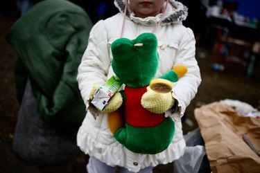 Un enfant tient une peluche dans le camp de Przemysl, en Pologne.