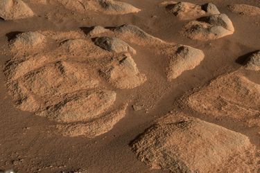 Le 27 avril 2021, Perseverance utilise son instrument Mastcam-Z pour photographier la surface et les roches de Mars. C'est magnifique.