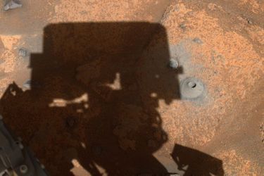 Le 6 août 2021, Preseverance réalise son premier forage martien pour collecter un morceau de caillou mais ce dernier finira par tomber après une erreur de manipulation.