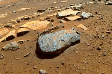 Le 27 août 2021, Perseverance nous montre l'abrasion de quelques centimètres de diamètre qu'il a fait dans le rocher surnommé «Rochette».