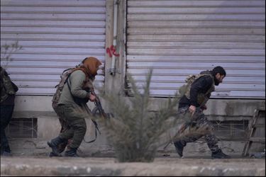 Autour de la place Bassel-Al-Hassad (du nom du frère du dictateur syrien). Une salve de tirs oblige les soldats à se mettre à couvert. Deux terroristes seront délogés et tués.