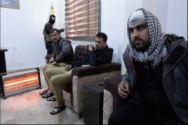 On le retrouve, un pansement sur le front, avec deux de ses collègues, Ali et Toha, dans une caserne des FDS, le 27 janvier, deux jours après leur libération.
