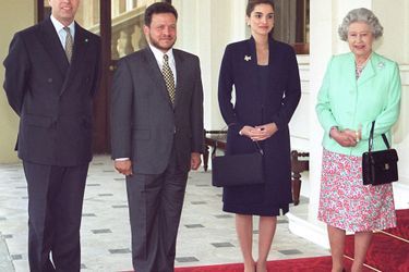 La reine Rania et le roi Abdallah II de Jordanie avec la reine Elizabeth II et le prince Andrew, le 12 mai 1999
