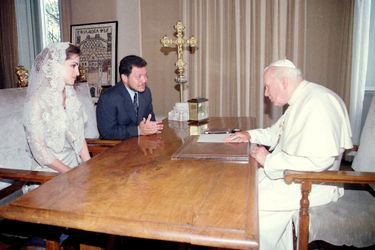 La reine Rania et le roi Abdallah II de Jordanie avec le pape Jean-Paul II, le 21 septembre 1999