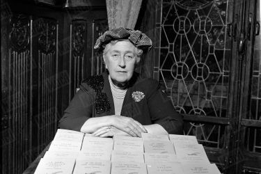 Agatha Christie devant ses livres, lors de sa toute première rencontre avec Match, à Paris en 1955. « Je n’ai pas d'imagination. Pour inventer mes criminels, j'observe mes amis » - Paris Match n°345, 19 novembre 1955