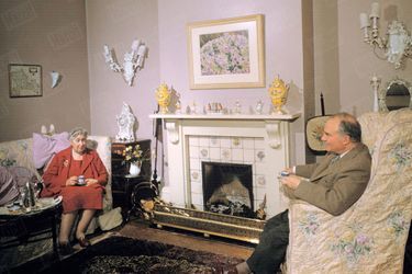 Agatha Christie et son époux Max Mallowan dans leur propriété du Devon, en Angleterre, en février 1957.
