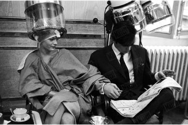 Alain Delon et Romy Schneider, lors d'un rendez-vous chez le célèbre coiffeur Alexandre de Paris, dans son salon de la rue du Faubourg-Saint-Honoré, le 10 juin 1958.