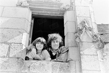 Alain Souchon et son épouse Françoise, dite Bélotte, en vacances en famille au château de Chemery, la propriété de Souchon en Sologne, en août 1977.