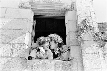 Alain Souchon et son épouse Françoise, dite Bélotte, en vacances en famille au château de Chemery, la propriété de Souchon en Sologne, en août 1977.