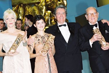 Tonie Marshall (César du meilleur film), Audrey Tautou (César du meilleur espoir féminin), Alain Delon (président de la cérémonie) et Georges Cravenne (César d'honneur) aux César à Paris en février 2000