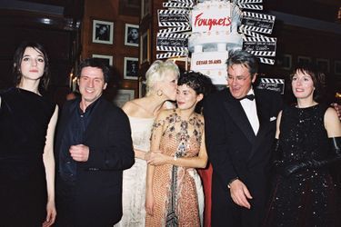 Charlotte Gainsbourg, Daniel Auteuil, Tonie Marshall, Audrey Tautou, Alain Delon et Karin Viard à l'after-party des César au Fouquet's à Paris en février 2000