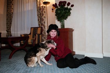Roumanie, Bucarest, février 1998, l&#039;actrice et chanteuse française Brigitte BARDOT a créé en 1986 la Fondation Brigitte-Bardot (FBB), vouée à la protection des animaux. Elle vient plaider la cause animale, en réponse à l&#039;appel au secours des association locales. Ici dans sa chambre, elle pose avec un des chiens qu&#039;elle vient d&#039;adopter, un corniaud estropié nommé &quot;Rantanplan&quot;.