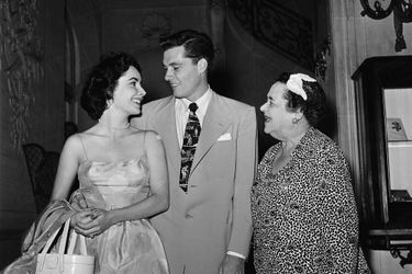 Elizabeth Taylor et Conrad Hilton Jr en lune de miel à Paris, en juin 1950.