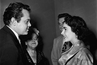 « Au Maxim's, Lizbeth écoute Orson Welles. » - Paris Match n°66, 24 juin 1950
