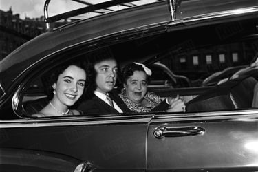 « Les jeunes époux, dans la Cadillac que Conrad a offerte à Lizbeth. A droite. Elsa Maxwell. Ils sont venus la chercher au Ritz pour aller, comme chaque jour, à Enghien. » - Paris Match n°66, 24 juin 1950