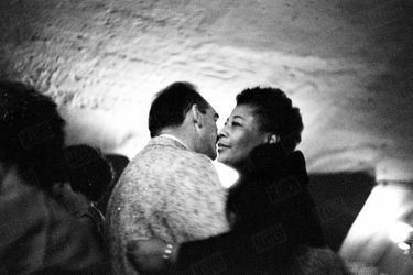 Ella Fitzgerald dansant avec Eddie Barclay dans la cave d'un jazz club de Saint-Germain-des-Prés, en mai 1957.