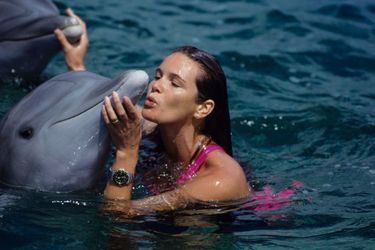 « Pour la Journée de la Terre, Elle Macpherson a plongé dans les eaux bleues des Bahamas avec ses amis les dauphins : en Australie, cette nageuse émérite avait l'habitude de commencer ses journées par trois quarts d'heure de crawl. » - Paris Match n°2136, 3 mai 1990.