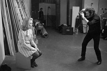 Faye Dunaway et Jerry Schatzberg à Paris, lors de la promotion de « Bonnie and Clyde » d’Arthur Penn, en février 1968. 